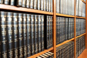 Maître Charles-Elie Martin, avocat en droit du travail à Paris, préparant un dossier de licenciement