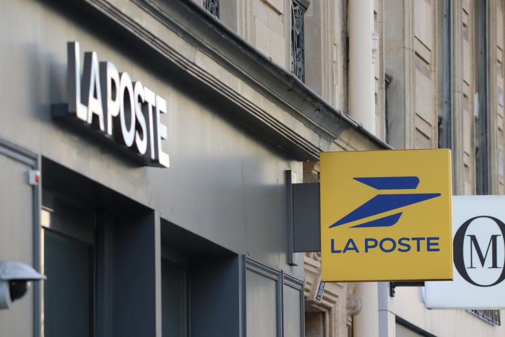 Maître Charles-Elie Martin, avocat en droit du travail à Paris, examinant une lettre de licenciement pour faute grave