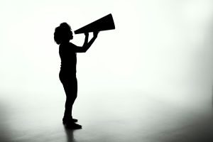 Salarié recevant un appel téléphonique de son employeur dans un bureau