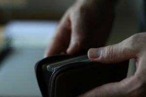 Cadre examinant ses objectifs commerciaux et sa rémunération variable dans un bureau